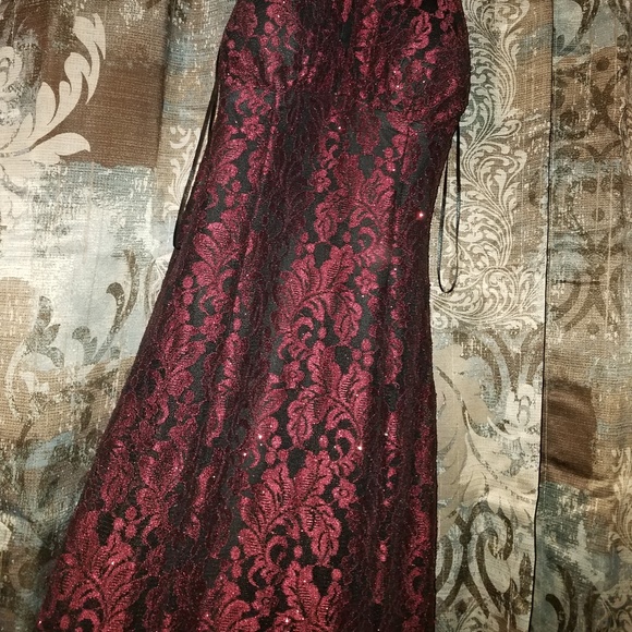 R&M, Red with black lace, Full length, Size 6 - Picture 2 of 8